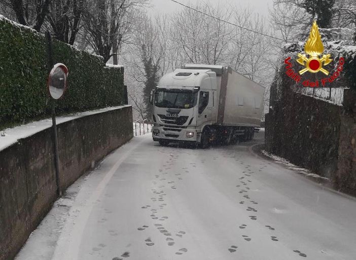 Malnate: strada innevata, autoarticolato resta bloccato. Per spostarlo servono i vigili del fuoco