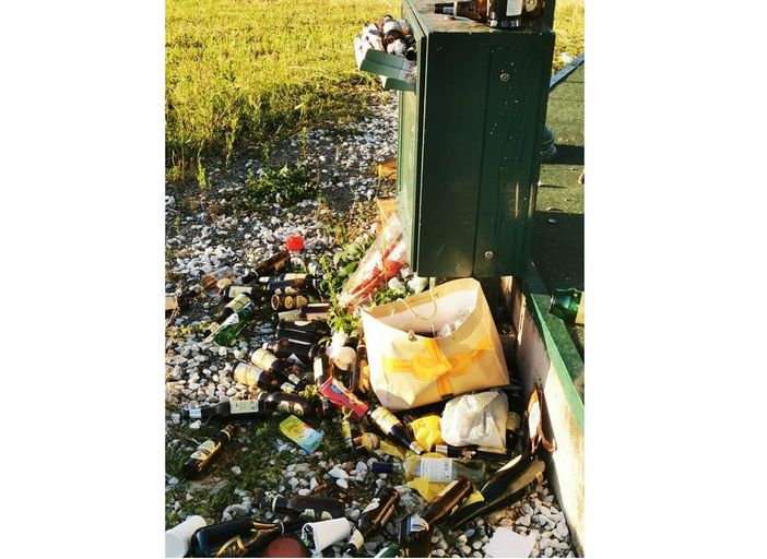 Festa abusiva al Borgo di Mustonate, bottiglie di vetro abbandonate e spazzatura ovunque Festa abusiva al Borgo di Mustonate, bottiglie di vetro abbandonate e spazzatura ovunque