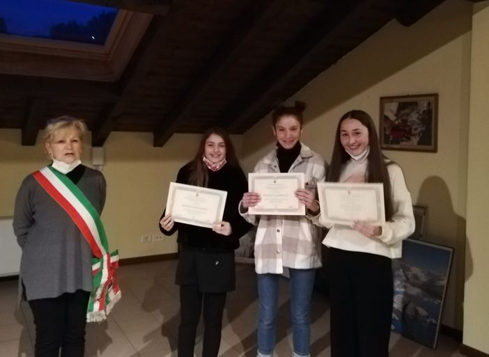 Il sindaco Silvana Alberio con le tre studentesse premiate Il sindaco Silvana Alberio con le tre studentesse premiate
