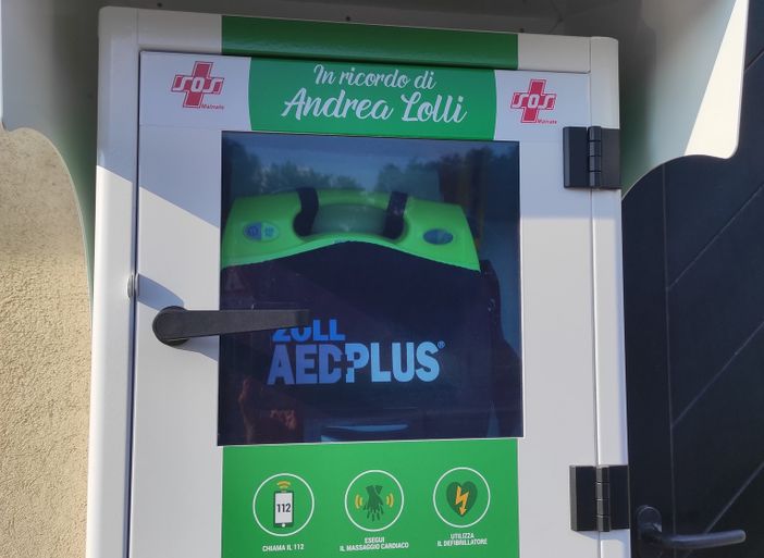 Il defibrillatore installato a Malnate in memoria di Andrea Lolli (foto dalla pagina Facebook di Sos Malnate)