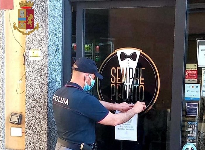 Alcolici a ragazzini con meno di 16 anni, interviene la polizia: bar chiuso per trenta giorni