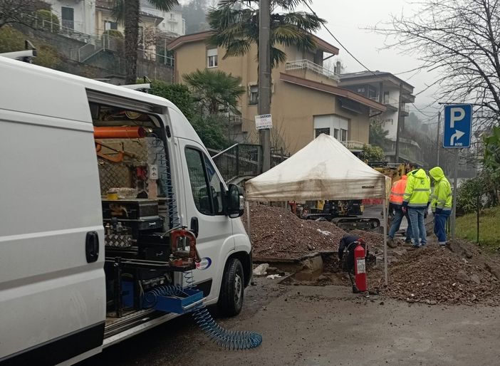 I lavori in corso a Colmegna di Luino per ripristinare la fornitura di gas