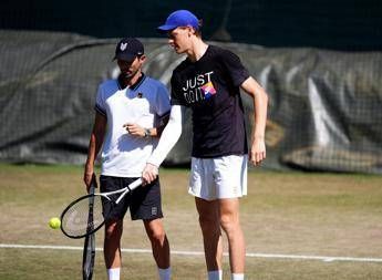 Sinner, allenamento a Wimbledon con gomito fasciato: oggi match con Shelton Sinner, allenamento a Wimbledon con gomito fasciato: oggi match con Shelton