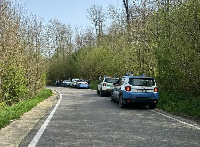 Blitz nei boschi dello spaccio tra Besozzo, Travedona e Bardello: 70 persone controllate, smantellati due bivacchi