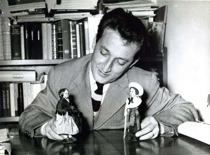 Gianni Rodari in uno scatto degli Anni Cinquanta (wikipedia.org) Gianni Rodari in uno scatto degli Anni Cinquanta (wikipedia.org)
