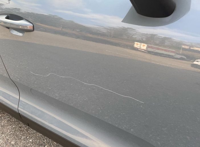 La riga sulla portiera dell'auto del sindaco di Daverio