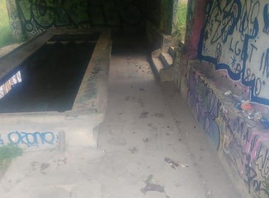 Vandali al lavatoio di Bobbiate, escrementi disseminati ovunque Vandali al lavatoio di Bobbiate, escrementi disseminati ovunque