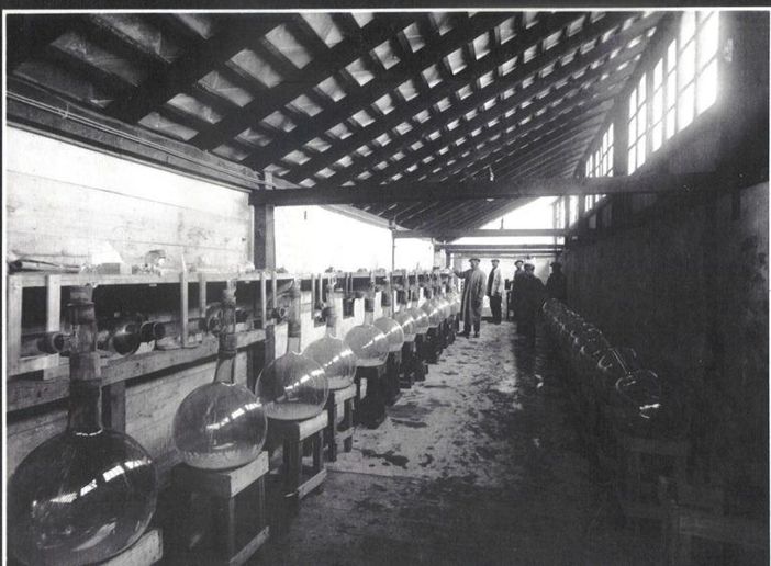 Una foto storica degli Anni 30 dell'interno della Polveriera di Taino