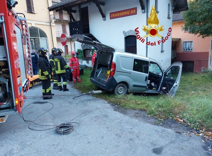 Varesino scende dall'auto ma rimane incastrato con il piede e finisce contro una casa Varesino scende dall'auto ma rimane incastrato con il piede e finisce contro una casa