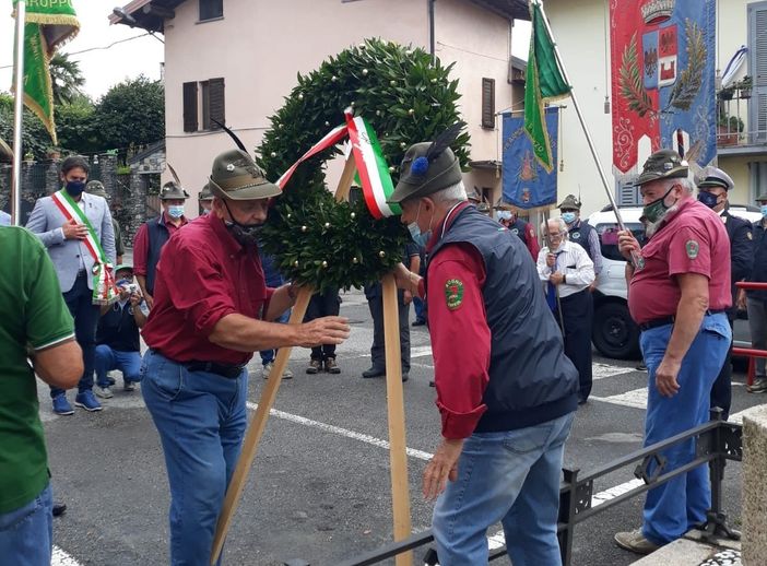 La deposizione della corona al monumento ai Caduti durante la festa degli alpini di Bogno del 2021 La deposizione della corona al monumento ai Caduti durante la festa degli alpini di Bogno del 2021