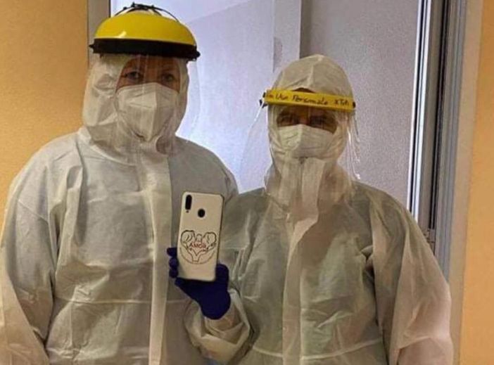 L'associazione Amor dona due smartphone al reparto Covid dell'ospedale di Angera