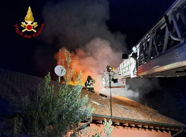 Baveno, tetto distrutto da un incendio