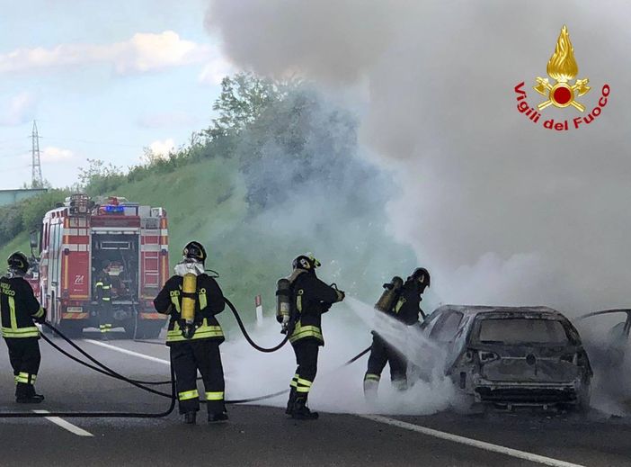 Auto in fiamme sulla Pedemontana, disagi alla circolazione