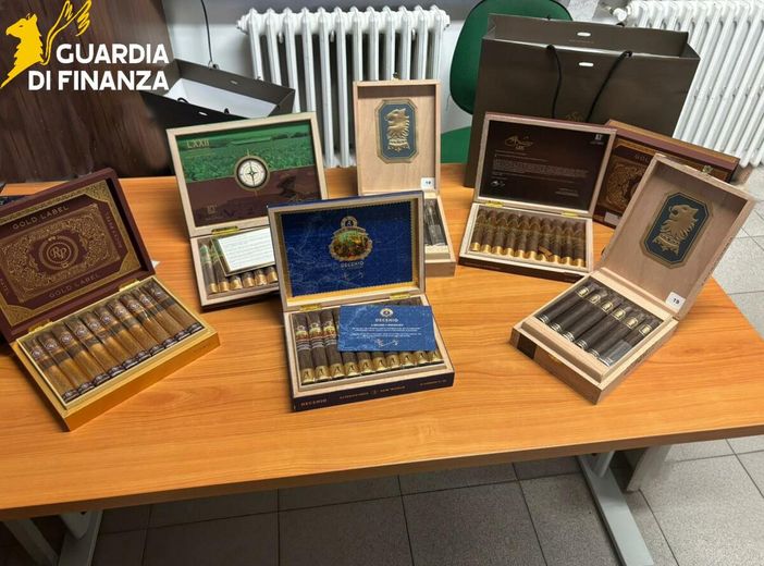 Rientra dalla Svizzera dopo aver fatto il "pieno" di sigari: nei guai per contrabbando