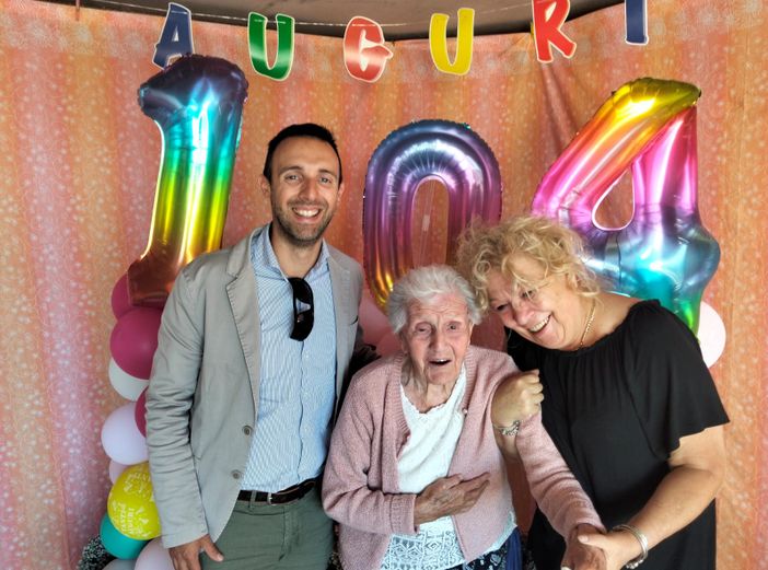 Nonna Ernesta Bianchi con il sindaco Ballarini e la consigliera Faresin Nonna Ernesta Bianchi con il sindaco Ballarini e la consigliera Faresin