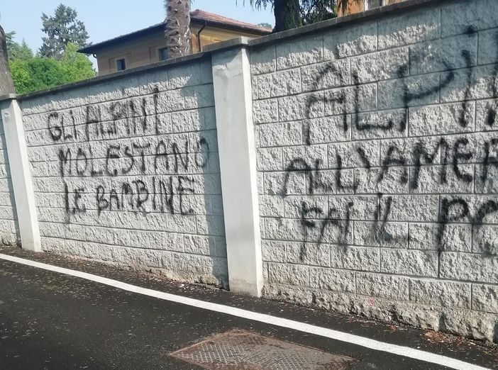 Le scritte ingiuriose contro gli alpini apparse sui muri di Induno Olona in una foto tratta dalla pagina Facebook "Induno Olona Segnalazioni Proposte Idee"