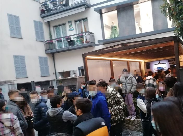 Varese come un sabato di Natale: centro preso d'assalto, qualche momento di tensione con i giovanissimi