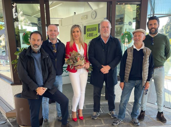 La piccola cerimonia per la chiusura della stagione estiva all'Ufficio Iat di Sesto Calende