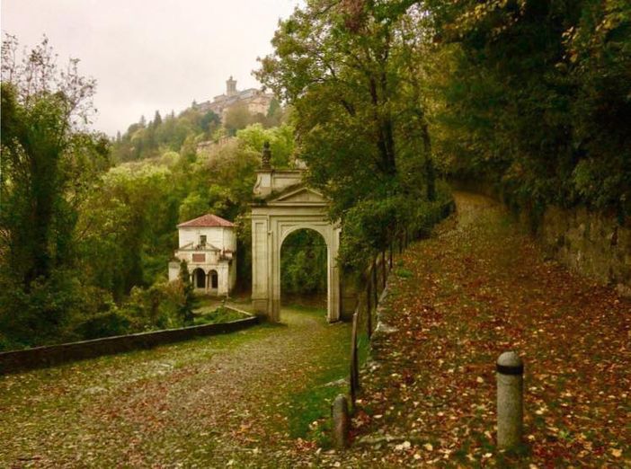 Pare una tavolozza autunnale dipinta a mano ma è una fotografia di Giuseppe Marangon scattata sul viale delle Cappelle al Sacro Monte Pare una tavolozza autunnale dipinta a mano ma è una fotografia di Giuseppe Marangon scattata sul viale delle Cappelle al Sacro Monte