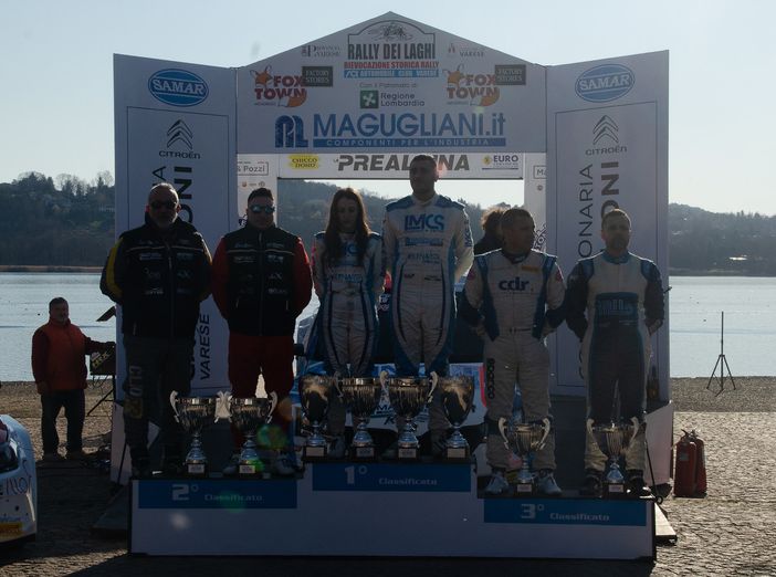 Il podio del Rally Internazionale dei Laghi 2022. Da sinistra: Cobra e Giò Di Palma, Alessia Muffolini e Andrea Spataro , Giuseppe Freguglia e Marco Pollicino