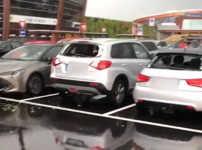 I vetri delle auto in sosta non esistono più: letteralmente distrutti