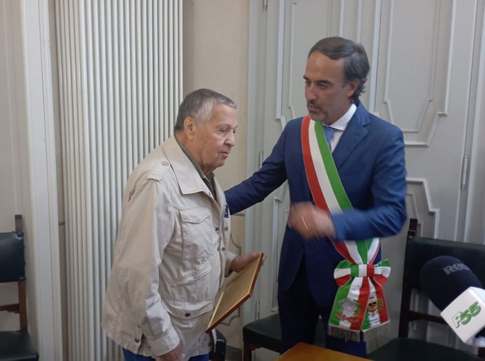 Il sindaco di Laveno conferisce la cittadinanza onoraria a Renato Pozzetto Il sindaco di Laveno conferisce la cittadinanza onoraria a Renato Pozzetto
