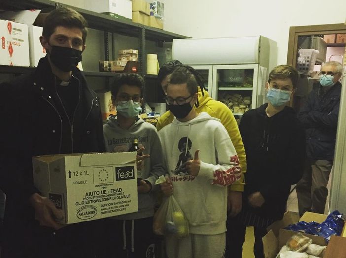 L’impegno dei giovani di Olgiate per i bisognosi L’impegno dei giovani di Olgiate per i bisognosi