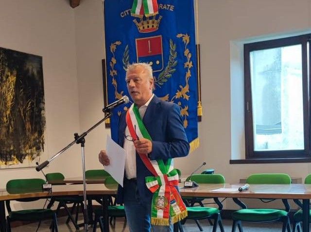 Il sindaco di Gavirate Massimo Parola alla cerimonia del 2 Giugno