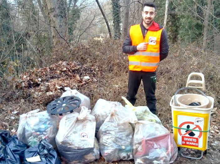 I volontari di Strade Pulite non si arrendono all'inciviltà post lockdown: raccolti 15 sacchi di rifiuti e persino una frizione d'auto I volontari di Strade Pulite non si arrendono all'inciviltà post lockdown: raccolti 15 sacchi di rifiuti e persino una frizione d'auto
