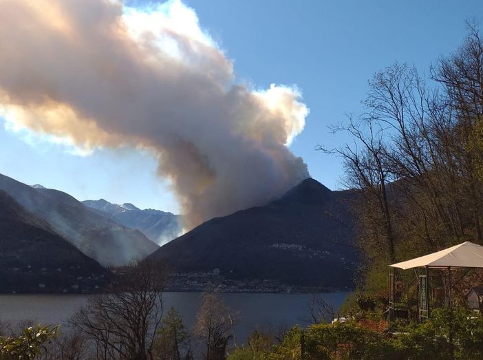 La foto dell'enorme colonna di fumo sopra la val Cannobina postata sulla pagina Facebook di MeteoSvizzera da Maccagno con Pino e Veddasca. Sotto: il fumo visto da Varese