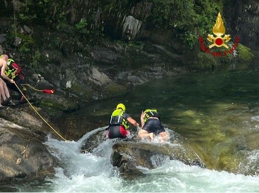 Verbano Cusio Ossola, scivola nel fiume San Bernardino e viene trascinato dalla corrente: salvato un 32enne Verbano Cusio Ossola, scivola nel fiume San Bernardino e viene trascinato dalla corrente: salvato un 32enne