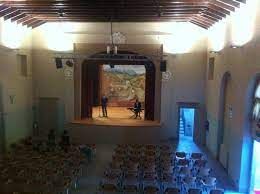 L'interno del teatro Soms di Caldana L'interno del teatro Soms di Caldana