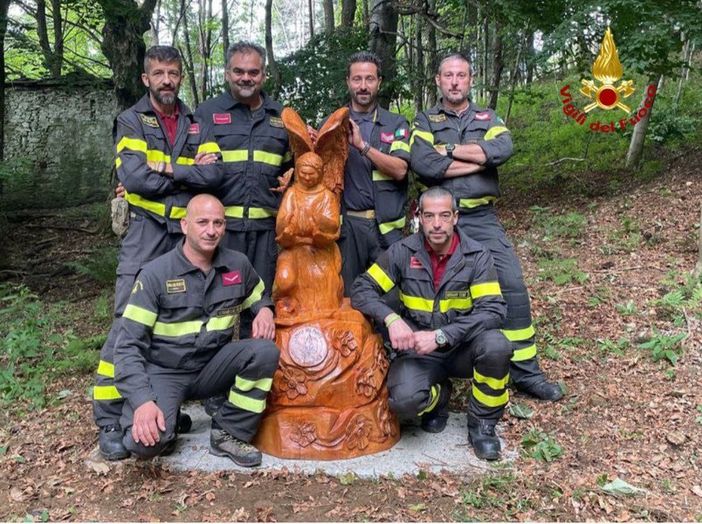Una scultura sul luogo della strage per onorare le vittime del Mottarone