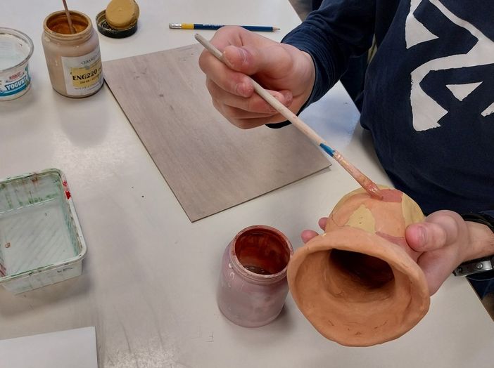 Alle scuole medie di Laveno Mombello la mostra di ceramica creata e allestita dagli studenti Alle scuole medie di Laveno Mombello la mostra di ceramica creata e allestita dagli studenti