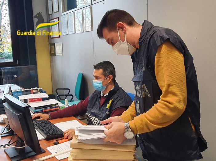 Bancarotta fraudolenta, due indagati: la Finanza sequestra appartamento e box. Erano stati messi in vendita per fare cassa Bancarotta fraudolenta, due indagati: la Finanza sequestra appartamento e box. Erano stati messi in vendita per fare cassa