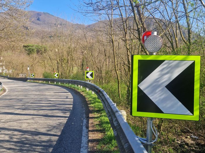 Nuova segnaletica sulla statale tra Besano e Bisuschio (foto dalla pagina Fb del sindaco Mulas)