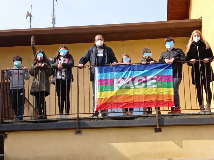 FOTO. I bambini di Bardello issano la bandiera della pace sul balcone del palazzo comunale