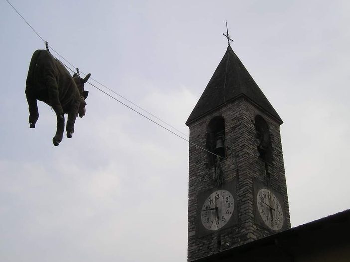 La salita dell'asino al campanile della chiesa di Cardana (foto dalla pagina Facebook "Sei di Cardana se")