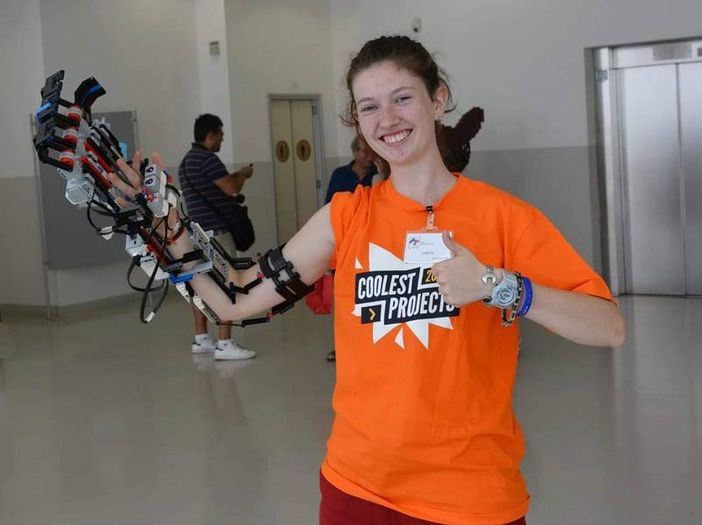 La giovane fagnanese Greta Galli inventa la mano robotica realizzata in mattoncini Lego®. E spopola La giovane fagnanese Greta Galli inventa la mano robotica realizzata in mattoncini Lego®. E spopola