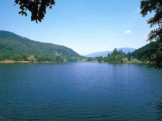 Uno scorcio del lago di Ghirla (foto da Pitchup) Uno scorcio del lago di Ghirla (foto da Pitchup)