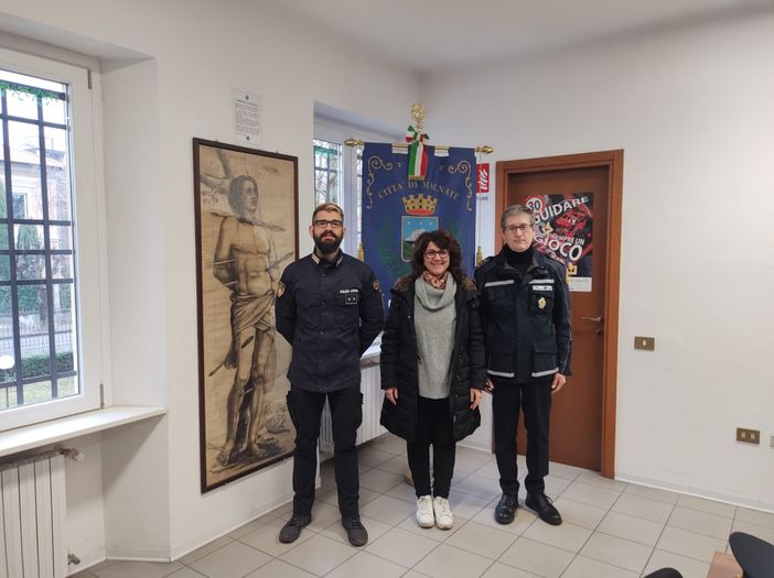 Il nuovo comandante della polizia locale di Malnate con il vice e la sindaca Bellifemine