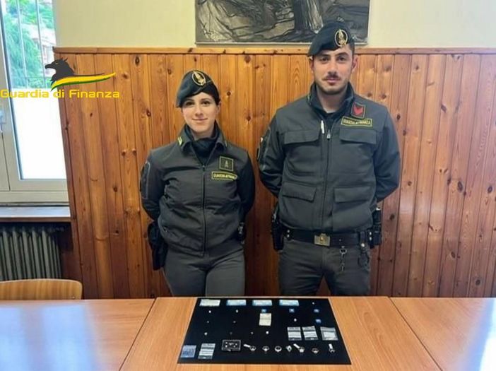 Trovati con diamanti e denaro, la Guardia di Finanza intensifica i controlli ai valichi comaschi Trovati con diamanti e denaro, la Guardia di Finanza intensifica i controlli ai valichi comaschi