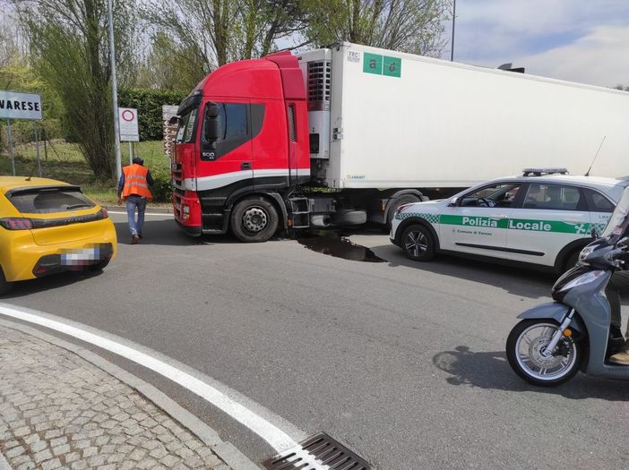 Tir in panne blocca la strada del Lago, traffico deviato su via Corridoni