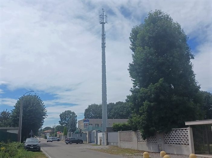 Olgiate, via Goito: c'è da spostare un'antenna... anzi no