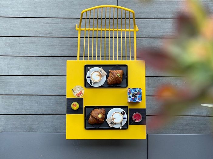 Il dehors creato alla pasticceria Chiara: i locali si sono attrezzati per offrire un contesto accogliente all'aperto