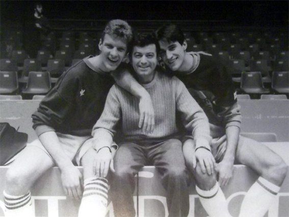 Una bellissima foto che rende davvero l'idea di cosa rappresentasse Sandro Galleani per i &quot;suoi&quot; giocatori: qui è abbracciato da due giovanissimi campioni, Stefano Rusconi e Cecco Vescovi