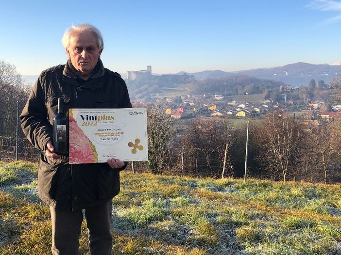 Il viticoltore angerese Franco Berrini con il premio e una bottiglia di "Primenebbie" Il viticoltore angerese Franco Berrini con il premio e una bottiglia di "Primenebbie"