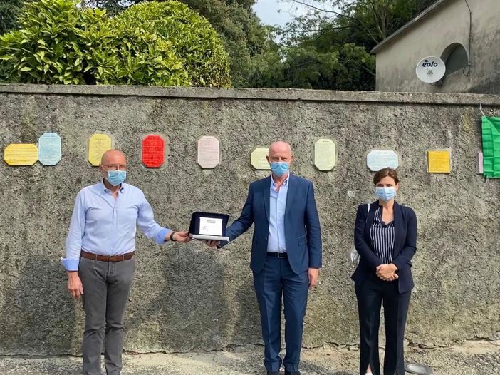 Ispra, posate sul lungolago le piastrelle con le opere vincitrici del Premio Mario Berrino Ispra, posate sul lungolago le piastrelle con le opere vincitrici del Premio Mario Berrino