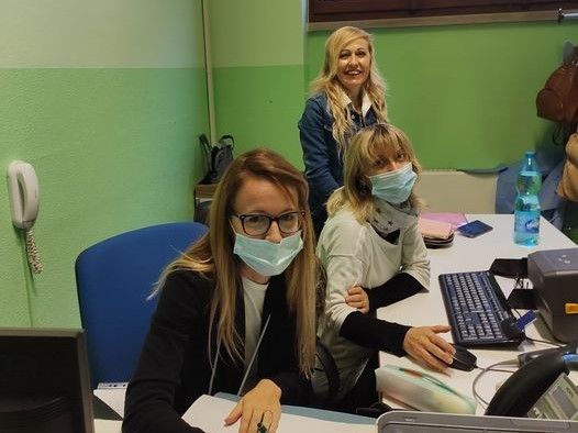 Parte del personale del centro prelievi di Malnate (foto dalla pagina FAcebook della sindaca Bellifemine)