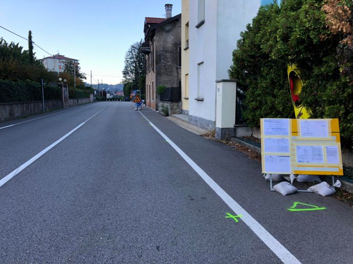 Lavori in corso al marciapiede di via Roma (foto dalla pagina Facebook del Comune) Lavori in corso al marciapiede di via Roma (foto dalla pagina Facebook del Comune)